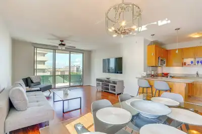 Image de Walk to Restaurants & Beaches: Waikiki Condo