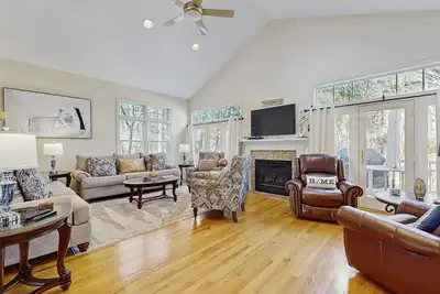 Image de Beautiful home with screened porch, deck, W/D, family room, & central Ac
