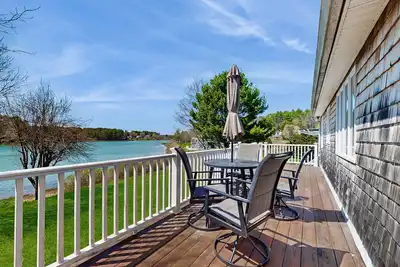 Image de Tranquil waterfront home with stunning views, a spacious deck, and a Bbq grill