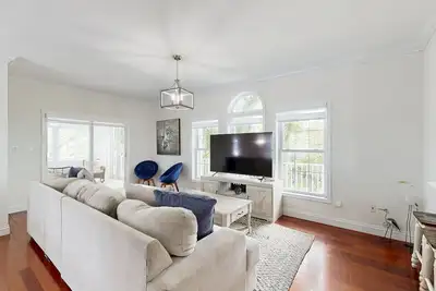 Image de Waterfront home w/private dock, hot tub, gas grill, WiFi, Ac, near attractions