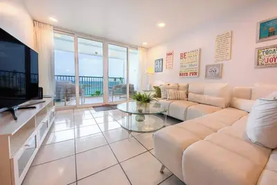 Image de Steps from Beach 4th Floor 2br w/Parking @ Esj