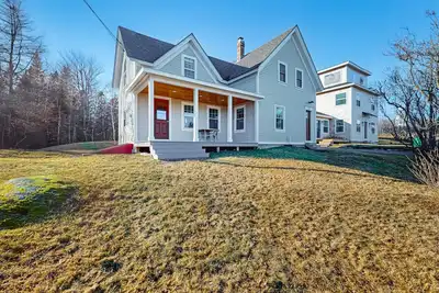 Image de Charming Coastal Home with Harbor Views and Washer/Dryer