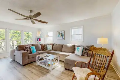 Image de Ocean view home with marsh views, steps from the beach and local attractions