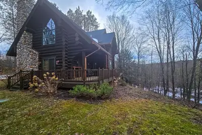 Image de Serene Riverside Log Home with Provided Kayaks, Canoe, Gas Grill, Wifi, & W/D