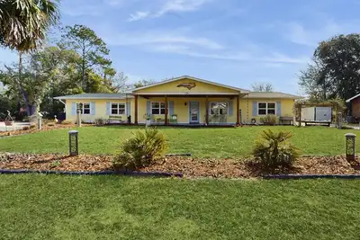 Image de Coastal home with private pool and slide, close to beach and local attractions