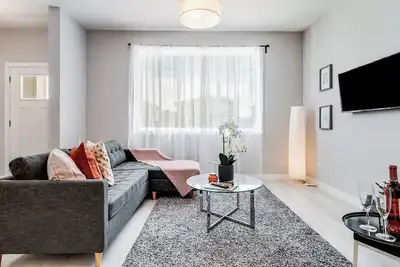 Image de New Home with Central Ac, 15 Mins to Yyc, 5 Mins to Lake & Stoney - Pets welcome