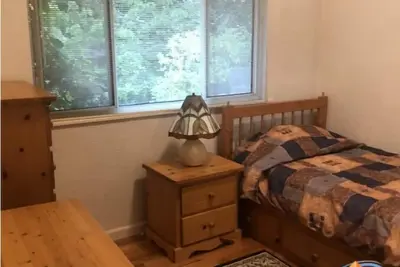 Image de Full House or Private Furnished Bedrooms for Uvic/Camosun Students for Summer.
