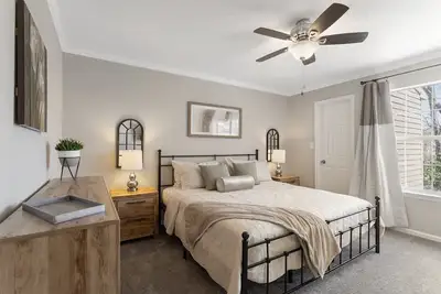 Image de Stylish & Cozy 3 Bedroom – Convenient Location – Sleeps 7! Longer Stays Welcome!