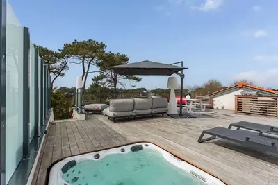 Image de Rooftop avec jacuzzi et vue dégagée haut de gamme