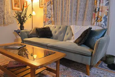 Image de Snuggle Up In this Vintage Themed Cottage with Hot Tub Relax & Unwind