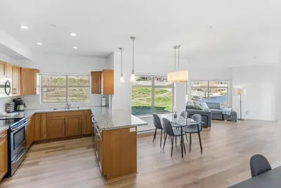 Image de Luxury 2-Bedroom Condo with Lake & Mountain Views