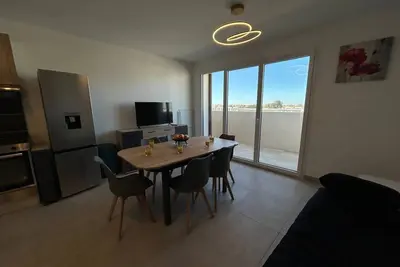 Image de Grand T2 cabine dans résidence avec piscine à 400 m de la plage.