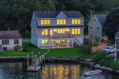 Image de Luxury Waterfront Home Private Dock, Stunning Views & Sleeps 14