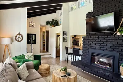 Image de Modern & Tranquil ~ Minutes to Mendocino Village ~ Ev Charger ~ Hot Tub