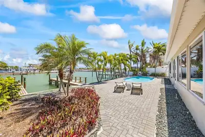 Image de Brand New, Waterfront Home, St. Petersburg, Treasure Island Area With Boat Slip