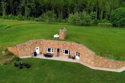 Image de Underground, riverfront home, 3 bedrooms on the James River in Amherst County