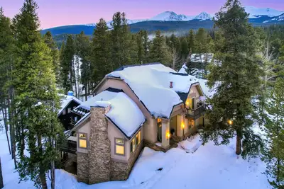 Image de New Lakeshore Lodge - Massive Space & Views for Family Gatherings!