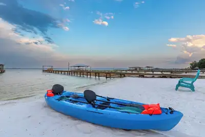 Image de Lux Lakefront Home, Private Dock Kayak, Family Friendly, Beachfront Bbq Yard Games