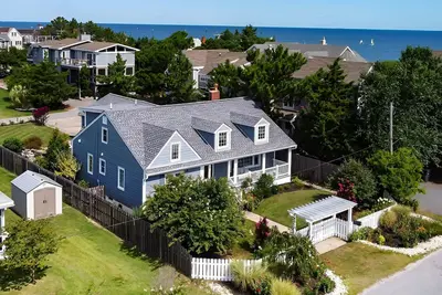 Image de New Listing -- Coastal Chic 5-bed Cottage, Steps From Beach, 3 King Bedrooms