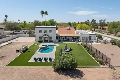 Image de Majestic Cactus - Spacious 5-bedroom, Pool, Hottub, Bball and sand Vball court.