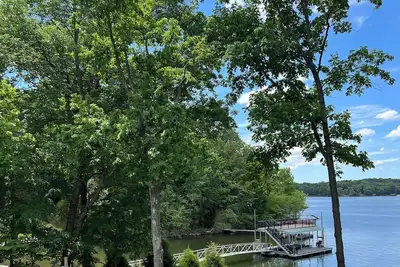 Image de Your Own Private Waterfront Oasis With This Stunning 4-bedroom