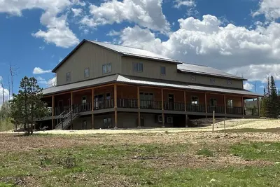 Image de Luxury Mountain Lodge with Hot Tub & Panoramic Sierra Madre Views.