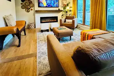Image de A charming 3 bedroom sun-kissed retreat minutes from Lake Michigan.