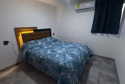 Image de Modern Comfort Near It All!