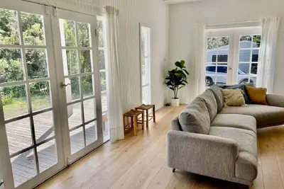 Image de Large homestead on 13 acres, close to magnificent beach