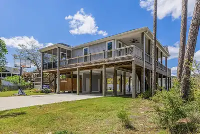 Image de Dog-Friendly 4br Retreat with a Fire Pit Located in the Serene Part of Oak Island –Near Boat Launch