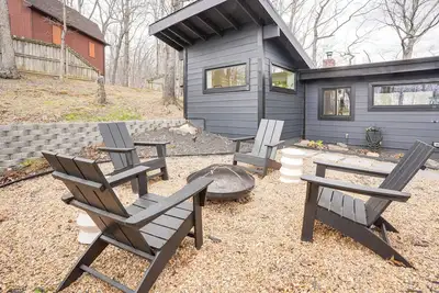 'Black Walnut Cabin' on 2 Acres in Luray!
