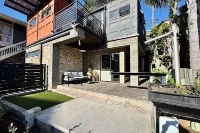 Image de Cali beach living! Modern 2 Br home. Pet friendly. Walk to town, beaches, harbor