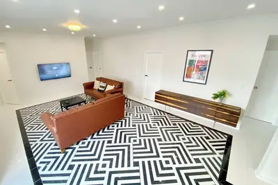 Image de 6mins to airport. Large Family House.