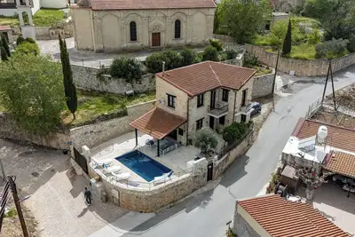 Image de Maison traditionnelle en pierre des années 1800 à Stroumpi avec piscine