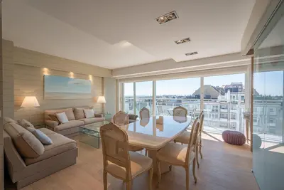 Image de Appartement Charmant avec Vue Latérale sur la Mer