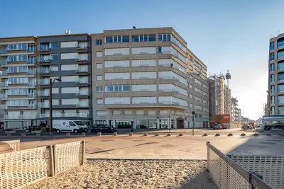 Image de Élégant séjour d'angle avec vue sur la mer