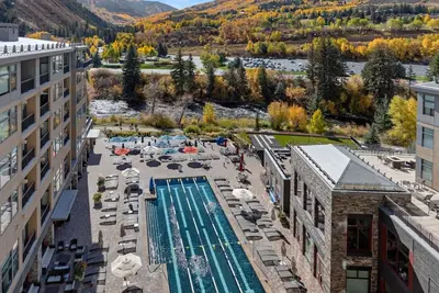 Image de Luxe Riverfront Mountain Retreat | Walk to Gondola