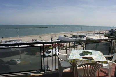 Image de Three-room beachfront apartment with sea view balcony