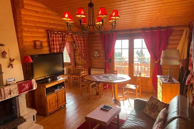 Image de Charmant Chalet avec Cheminée et Terrasse aux Angles