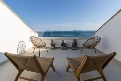 Image de Casa espectacular en primera linea del mar y piscina comunitaria con capacidad para 9 personas