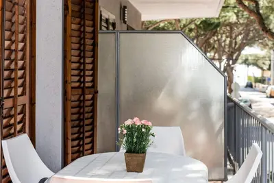 Image de Appartement à 100m de la plage avec terrasse, parking et vue mer latérale