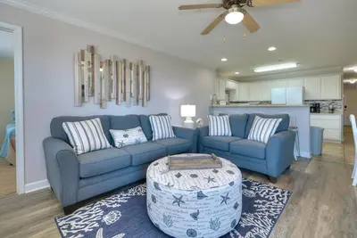 Image de Renovated 3 Bedroom 2. 5 Bath Condo, Ocean View, Walk to Beach, Sleeps 9