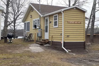 Image de Amazing lakefront cabin with private beach, boat slip, kayaks, and paddle boat.
