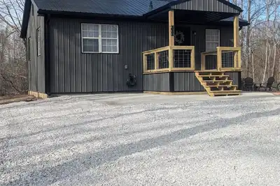 Image de Charming 2-bedroom house with Hot Tub 1. 5 miles from Cave Run lake