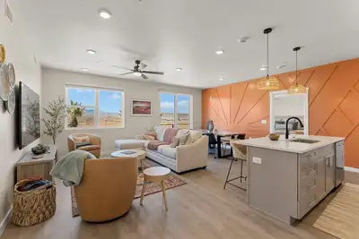 Image de Chasing Sunsets: Desert Color Lagoon + Beaches
