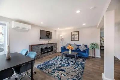 Image de Stylish 2b1b Lower unit @ Prime Capitol Hill Spot