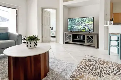 Image de New Listing, Clean, Classy, Renovated 4 bedroom bungalow near Disney