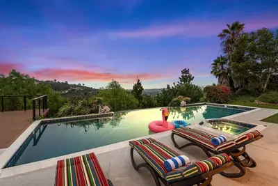 Image de Luxury Retreat w/ Infinity Pool & Sunset Views!