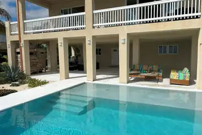 Image de Beach front with Pool. Charming 4 bdrm Villa with Ac \/ Patios &Blue Green Ocean