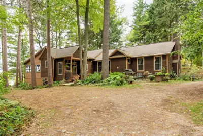 Image de Charming lakefront 3-bedroom cottage on Long Lake in Traverse City